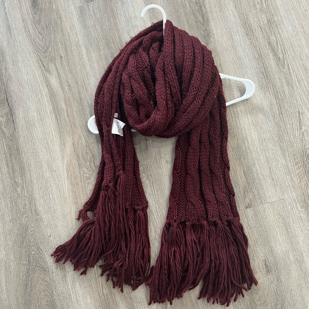 BURGUNDY KNIT SCARF NWOT